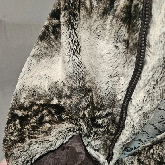 Elegant Faux Fur Women's Coat Poncho Style by ELENA WANG Size Medium - Picture 10 of 11